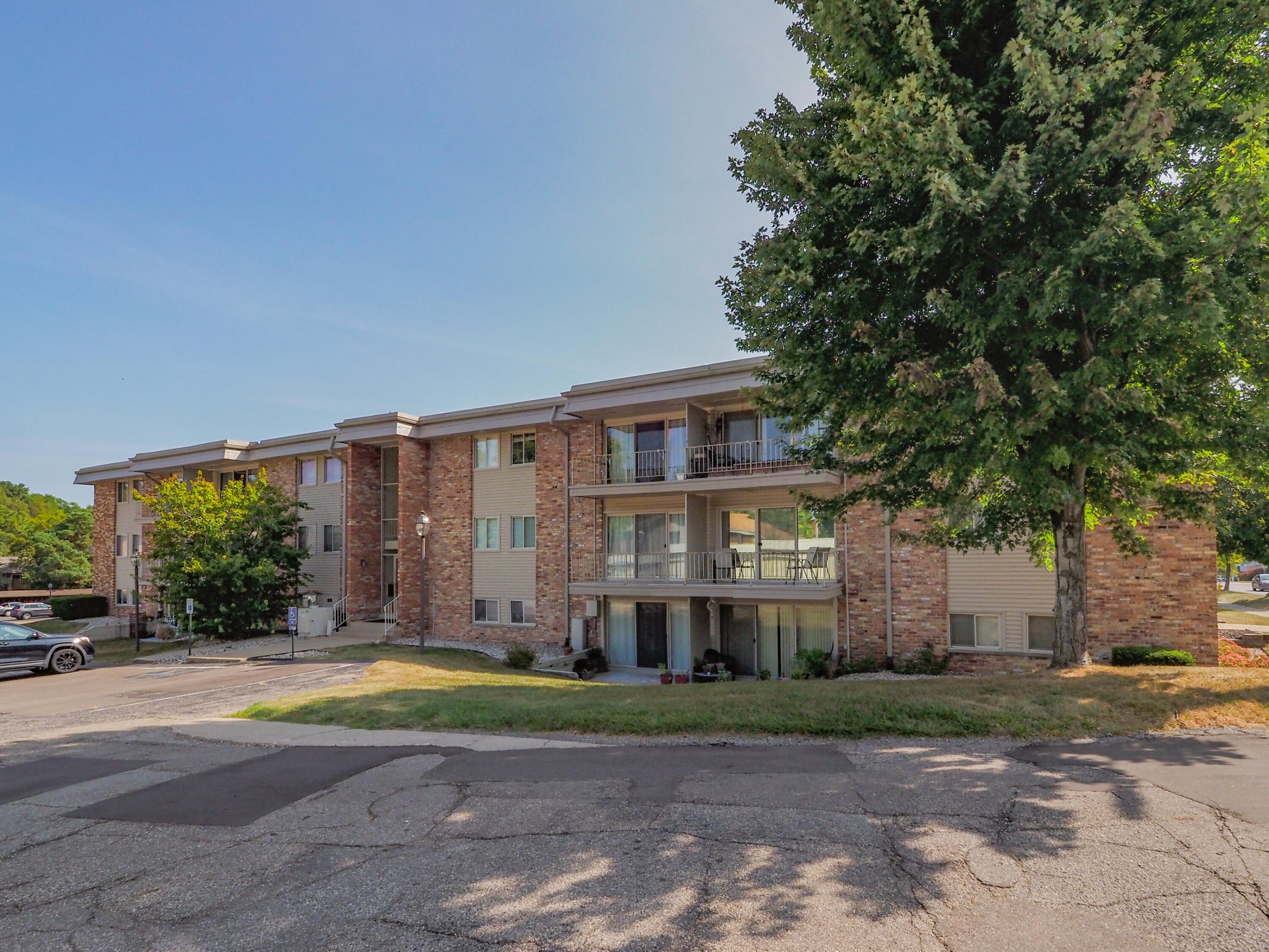 748 West Kilgore Road, Unit 306 Kalamazoo, MI 49008 - Photo 18 of 18 748 W Kilgore 306-118