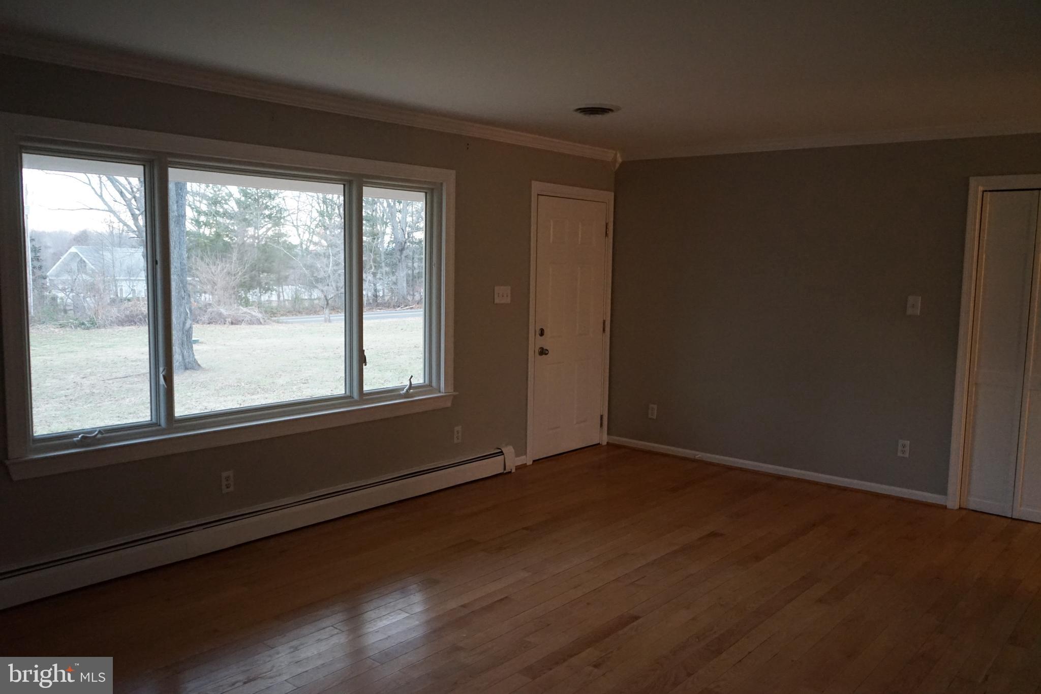 9509 Lees Mill Road Warrenton, VA 20186 - Photo 4 of 17 Living room