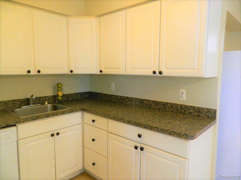 3134 Summers Road Keego Harbor, MI 48320 - Photo 5 of 18