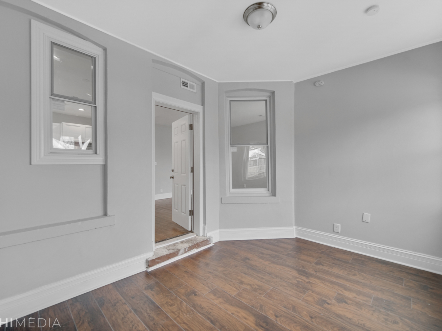 6234 South Rhodes Avenue Chicago, IL 60637 - Photo 20 of 36 a view of an empty room with wooden floor and a window