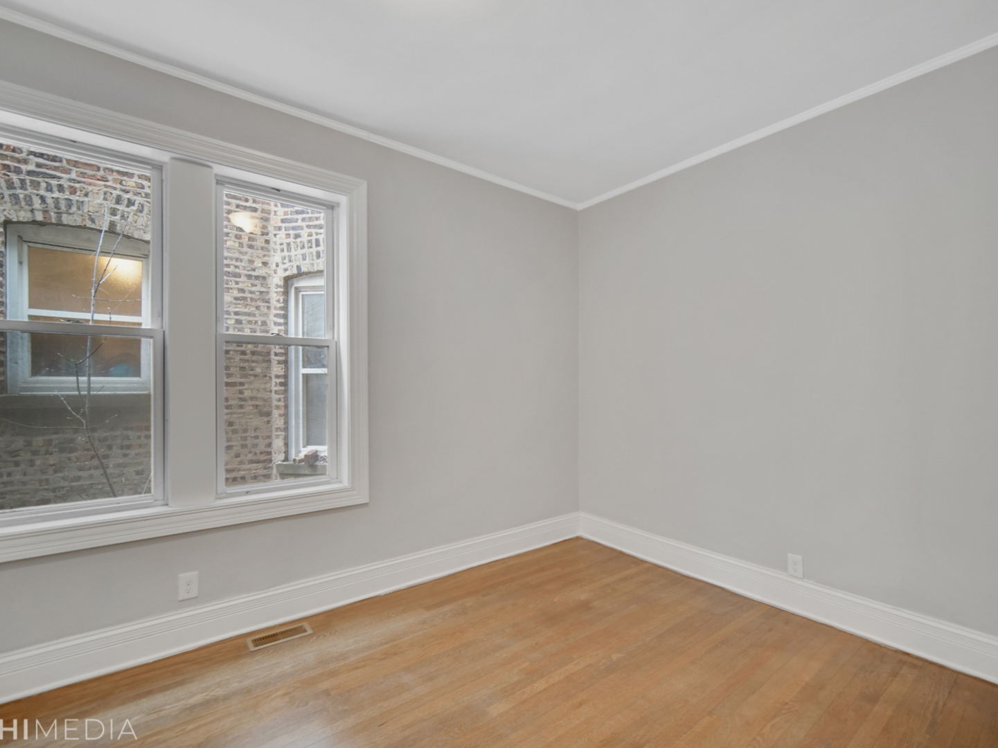 6234 South Rhodes Avenue Chicago, IL 60637 - Photo 25 of 36 an empty room with a window