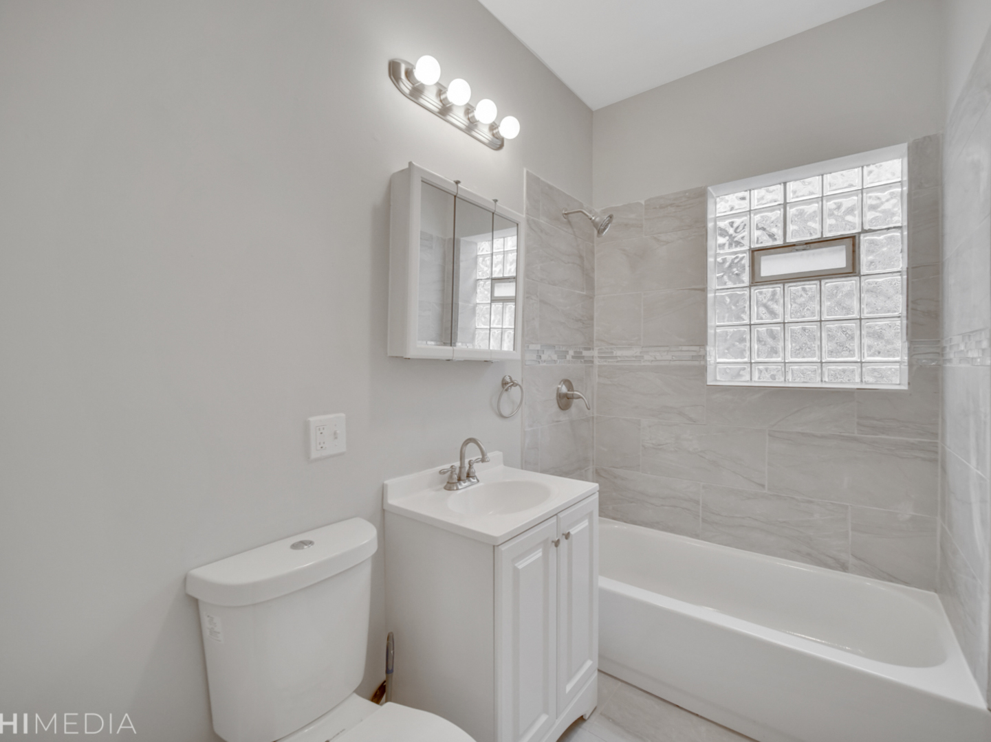 6234 South Rhodes Avenue Chicago, IL 60637 - Photo 28 of 36 a bathroom with a bathtub a sink a toilet and a window