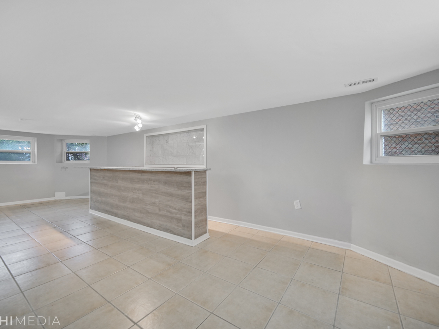 6234 South Rhodes Avenue Chicago, IL 60637 - Photo 30 of 36 a view of an empty room with a window