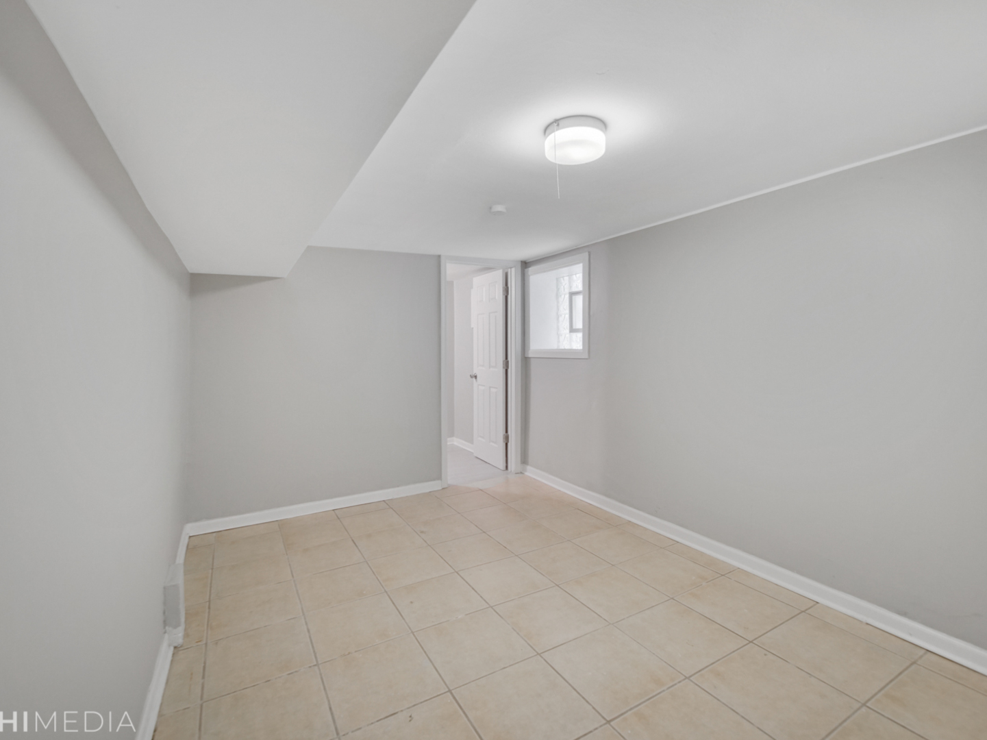 6234 South Rhodes Avenue Chicago, IL 60637 - Photo 32 of 36 a view of an empty room