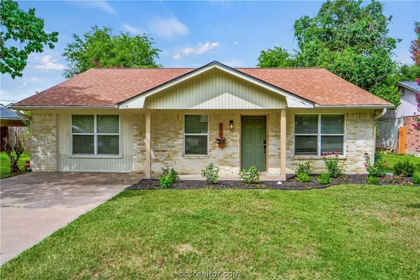 $1,950 | 3207 Heatherwood Drive, Bryan, TX 77801