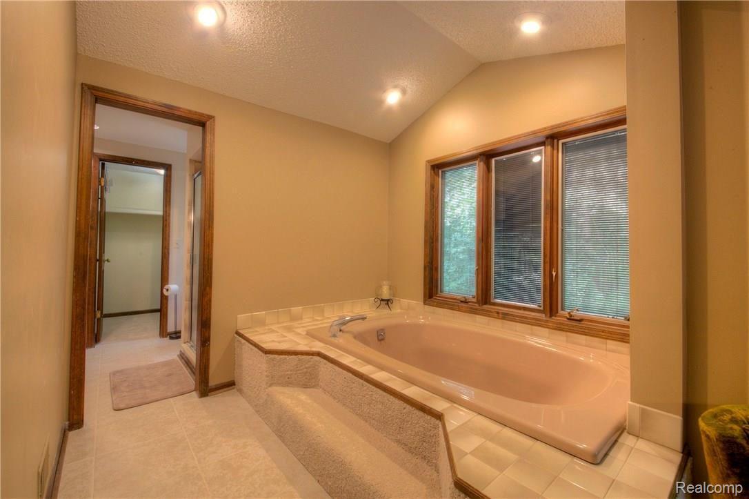 5270 Richardson Road Howell, MI 48843 - Photo 33 of 48 Master Bathroom Tub