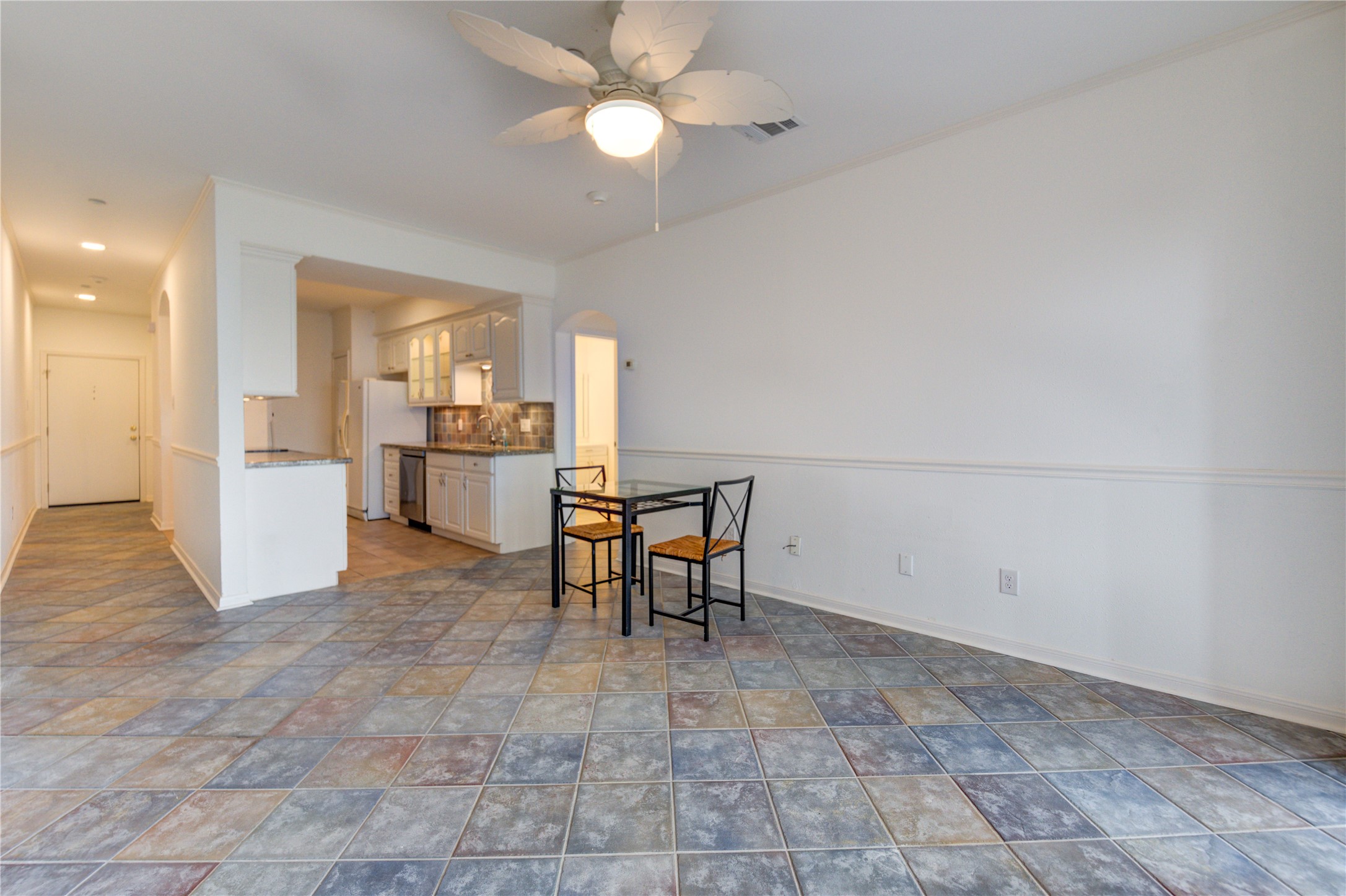 401 Lakeside Lane, Unit 106 Houston, TX 77058 - Photo 24 of 44 a view of a livingroom with furniture and a stove top oven
