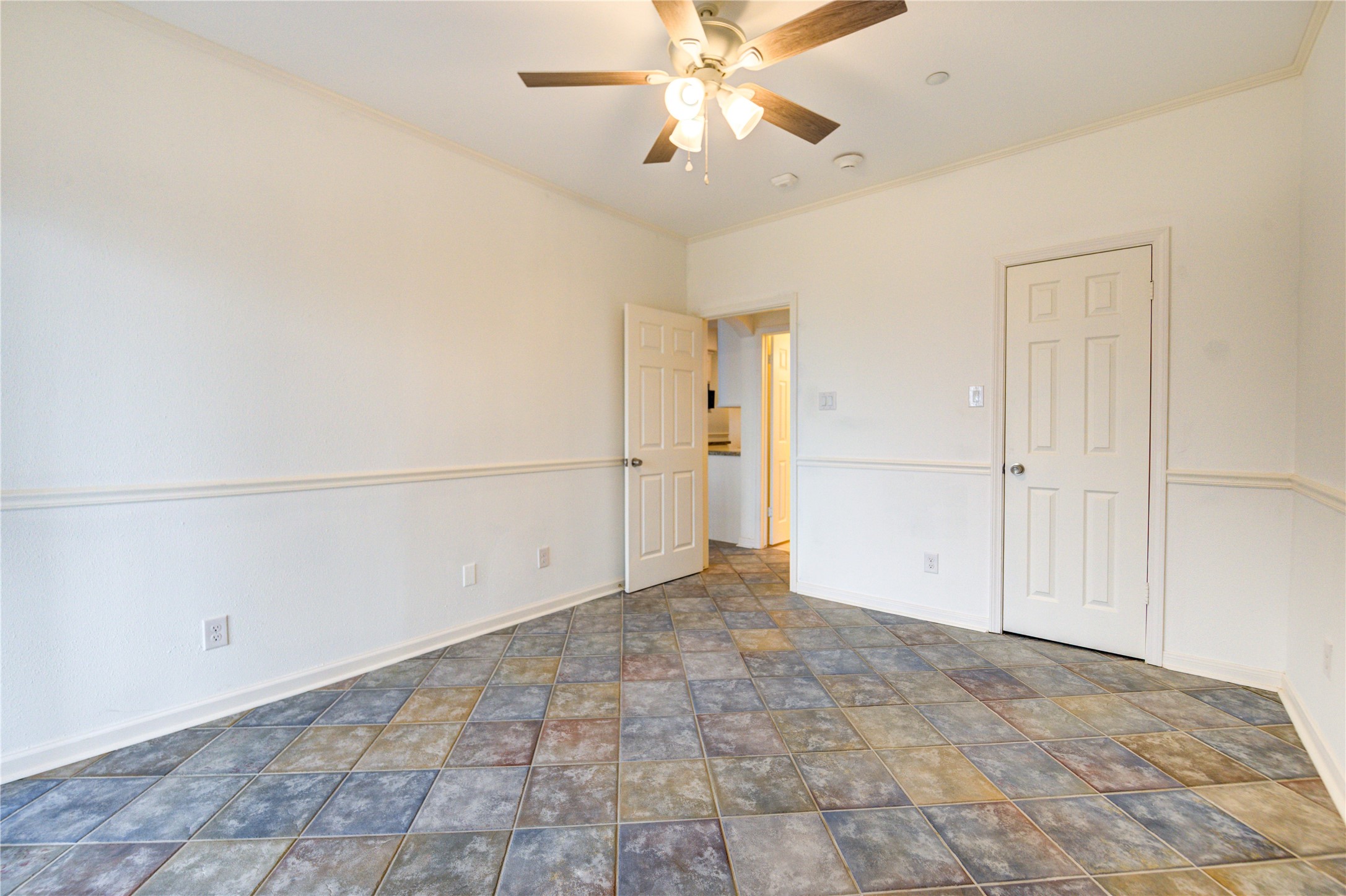 401 Lakeside Lane, Unit 106 Houston, TX 77058 - Photo 28 of 44 a view of an empty room