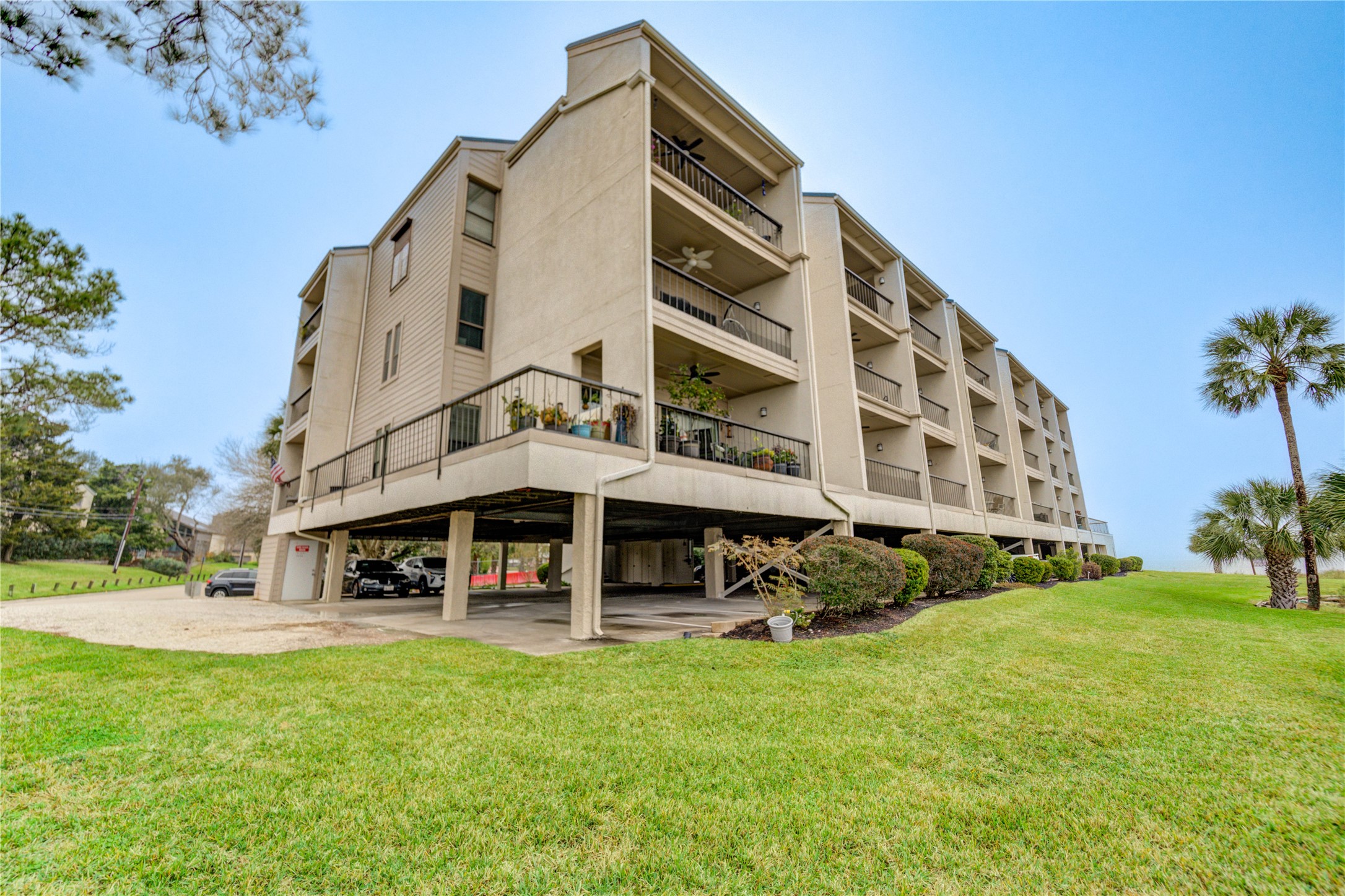 401 Lakeside Lane, Unit 106 Houston, TX 77058 - Photo 40 of 44 a view of a building with a yard