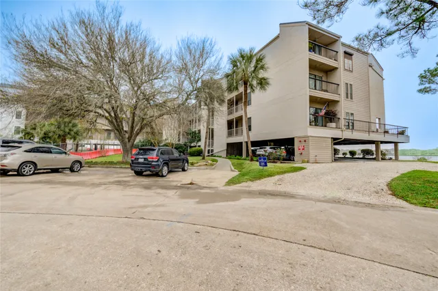 $300,000 | 401 Lakeside Lane, Unit 106, Houston, TX 77058