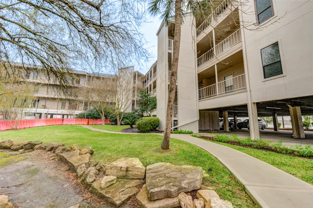 $300,000 | 401 Lakeside Lane, Unit 106, Houston, TX 77058