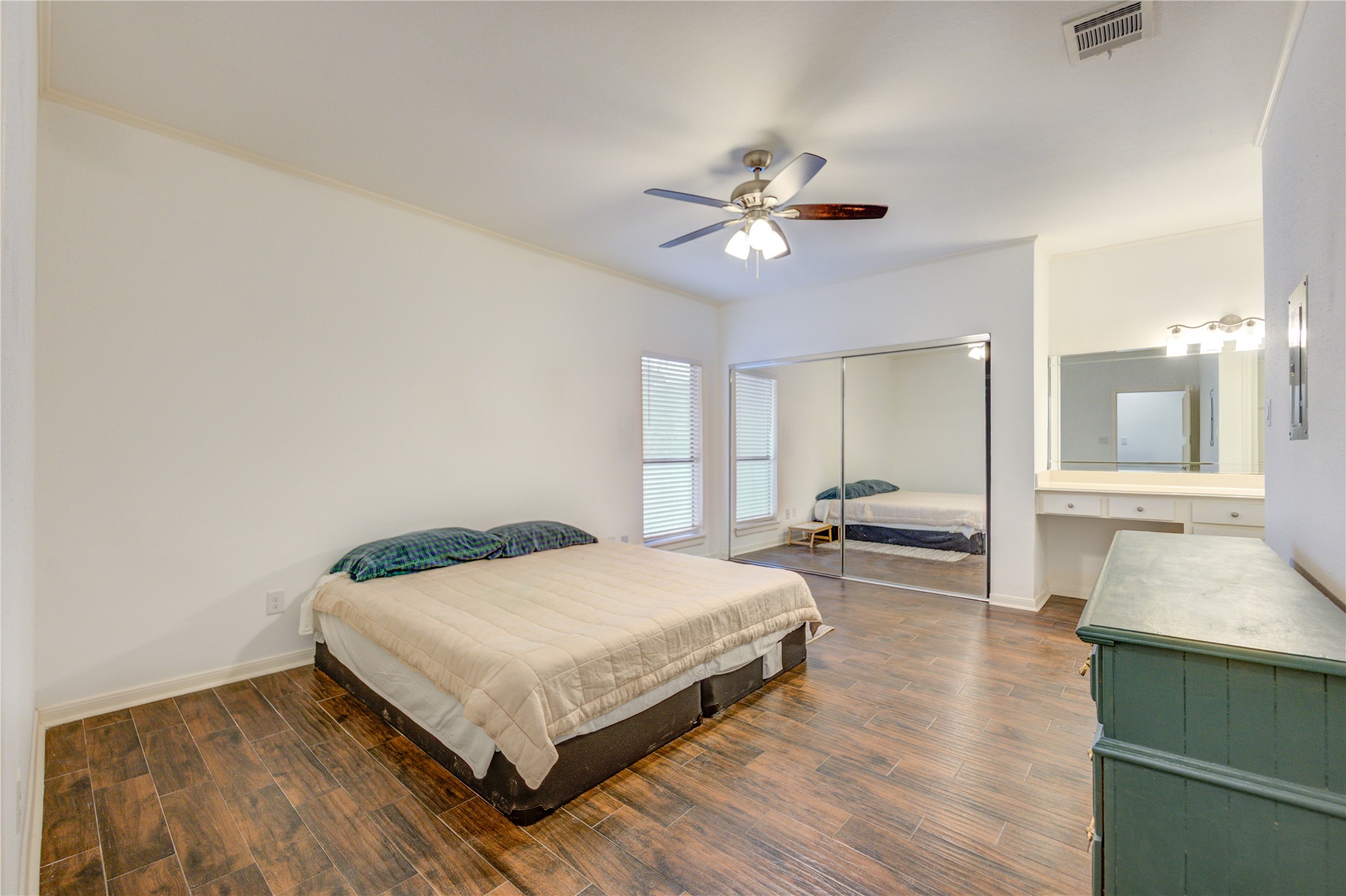 401 Lakeside Lane, Unit 106 Houston, TX 77058 - Photo 7 of 44 a bedroom with a bed and window