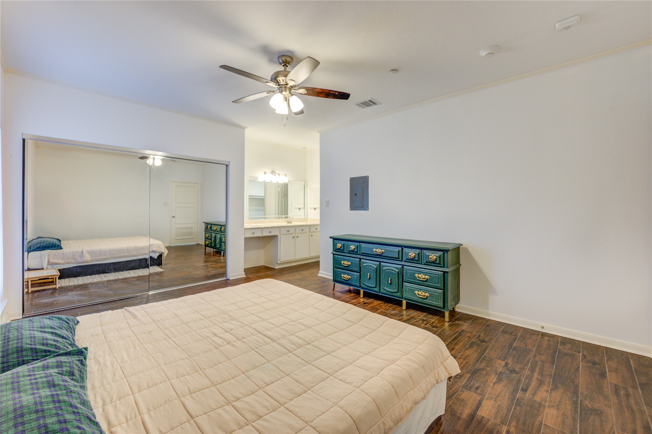 401 Lakeside Lane, Unit 106 Houston, TX 77058 - Photo 8 of 44 a bedroom with a bed and a chandelier