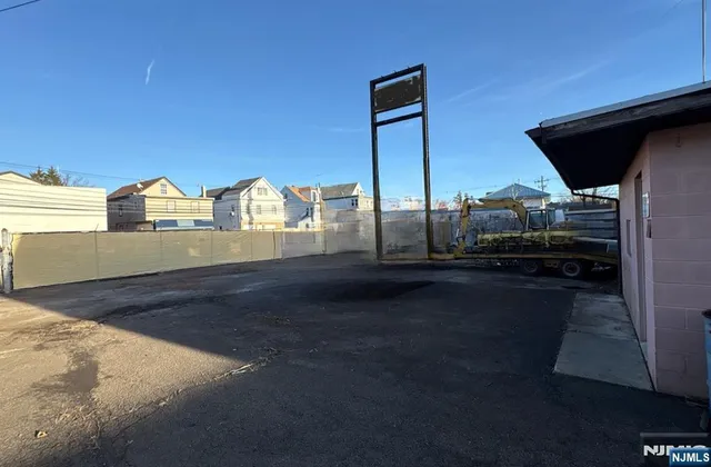 a view of back yard of the house