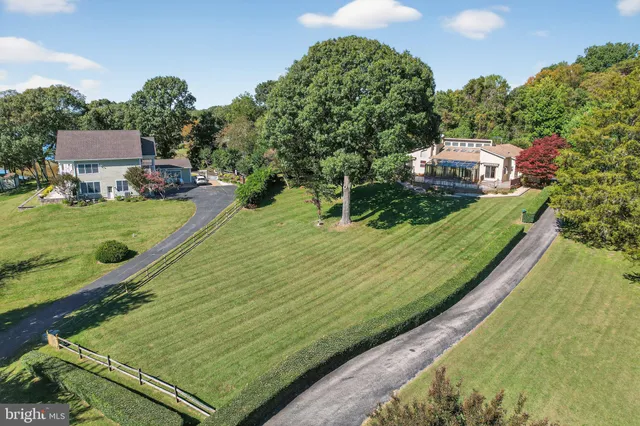 a view of a back yard