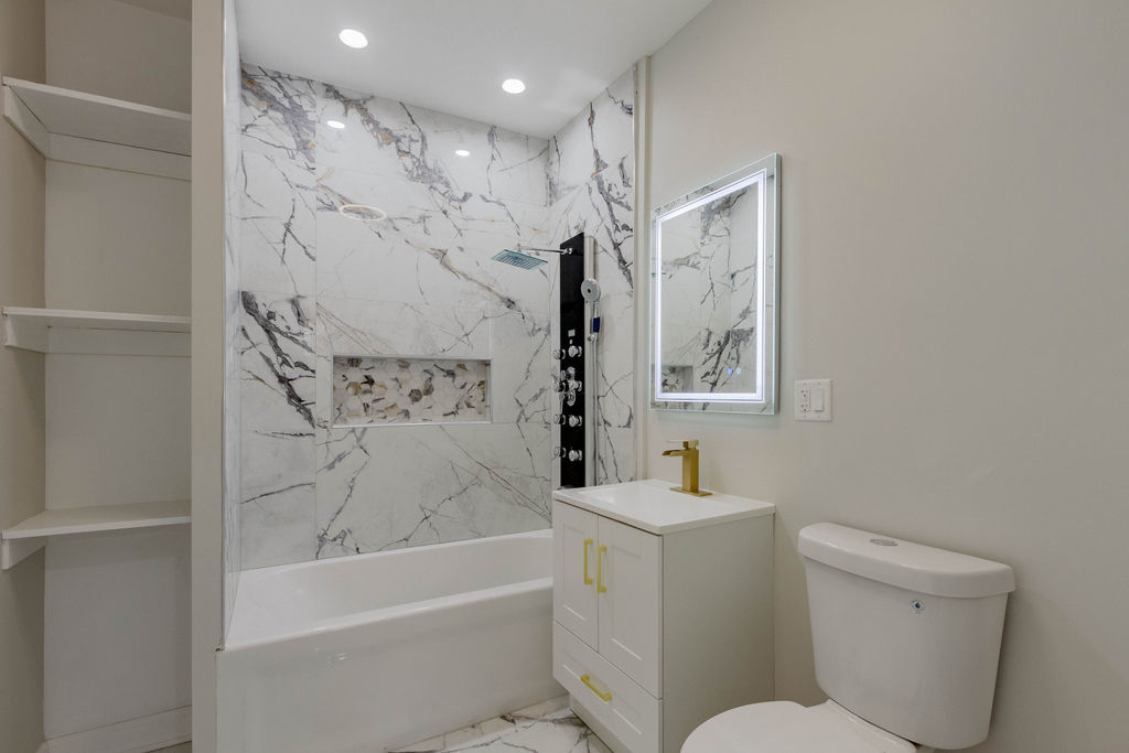 8538 South May Street Chicago, IL 60620 - Photo 10 of 38 a bathroom with a toilet sink and bathtub