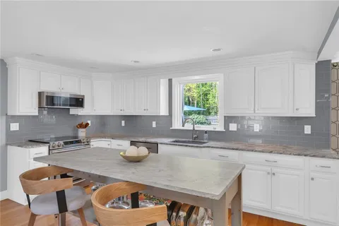 $1,350,000 | 6 Driftwood Lane, Barrington, RI 02806