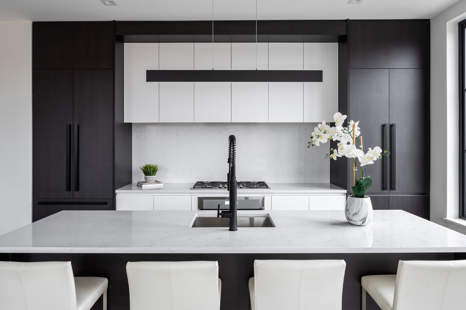 1400 West Monroe Street, Unit 6E Chicago, IL 60607 - Photo 2 of 12 a table with a vase and flowers on it