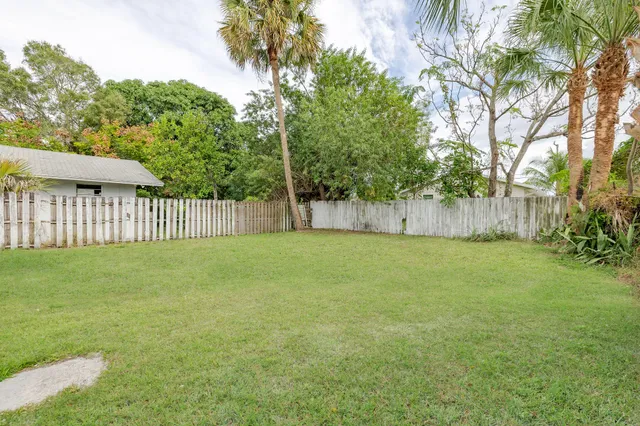 a view of a back yard