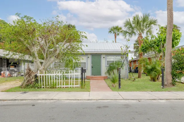 a view of a house with a yard and plants