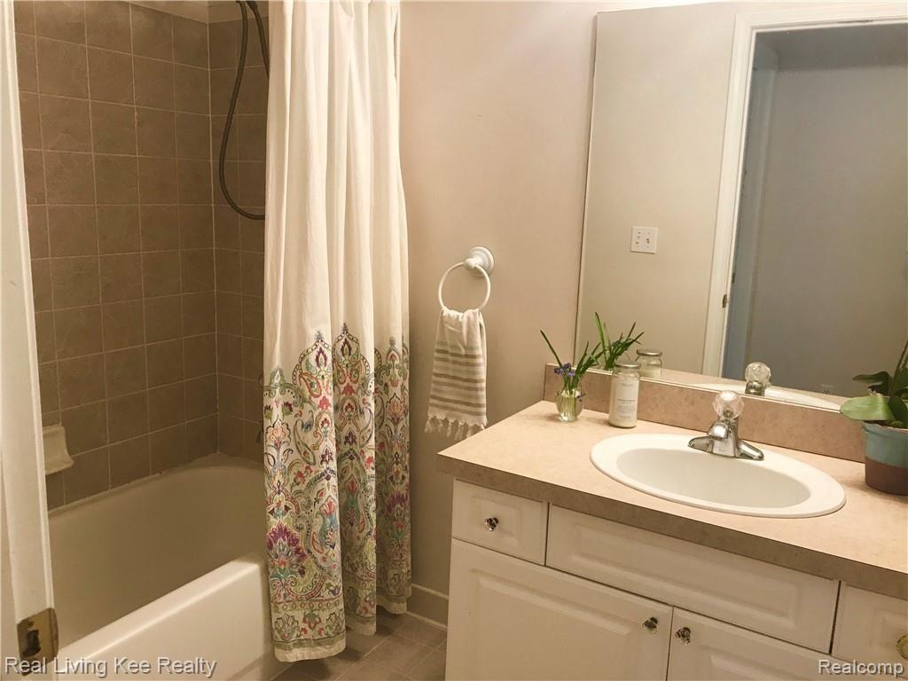 3576 Oakmonte Boulevard Rochester, MI 48306 - Photo 17 of 25