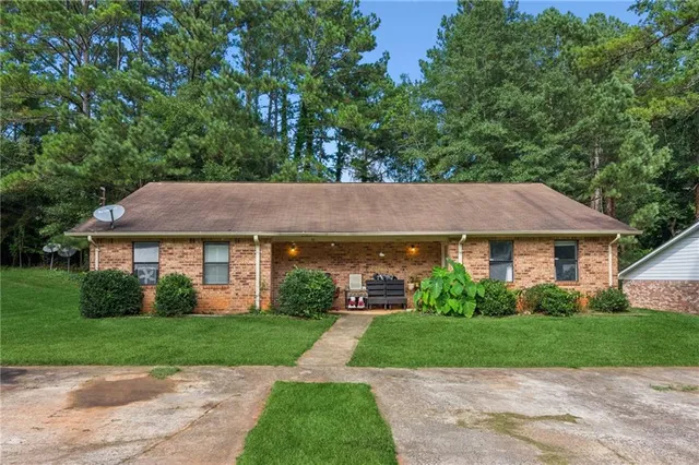 a view of a yard in front of a house