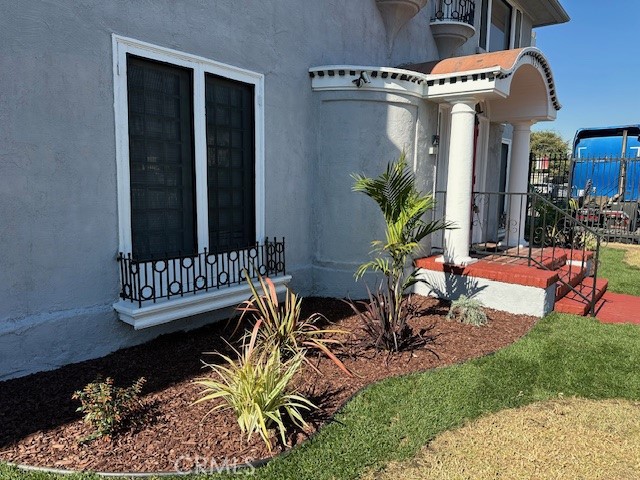 1025 Locust Avenue Long Beach, CA 90813 - Photo 5 of 64 a view of a chairs and table in a patio