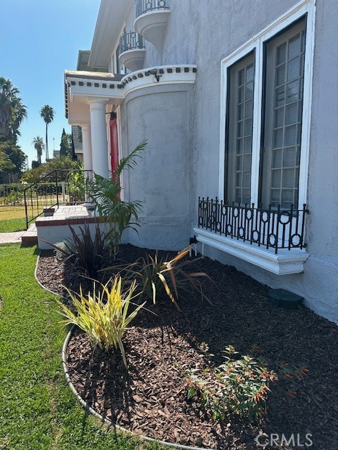 1025 Locust Avenue Long Beach, CA 90813 - Photo 6 of 64 a view of a back yard of the house