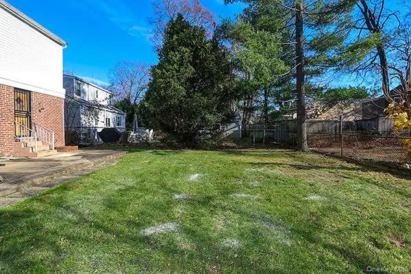a view of a yard with a house