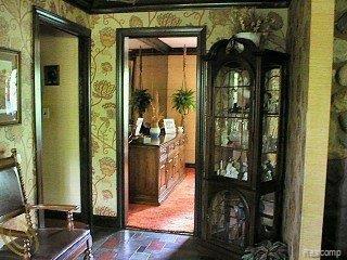 24425 Farmington Road Farmington, MI 48336 - Photo 2 of 14 Foyer