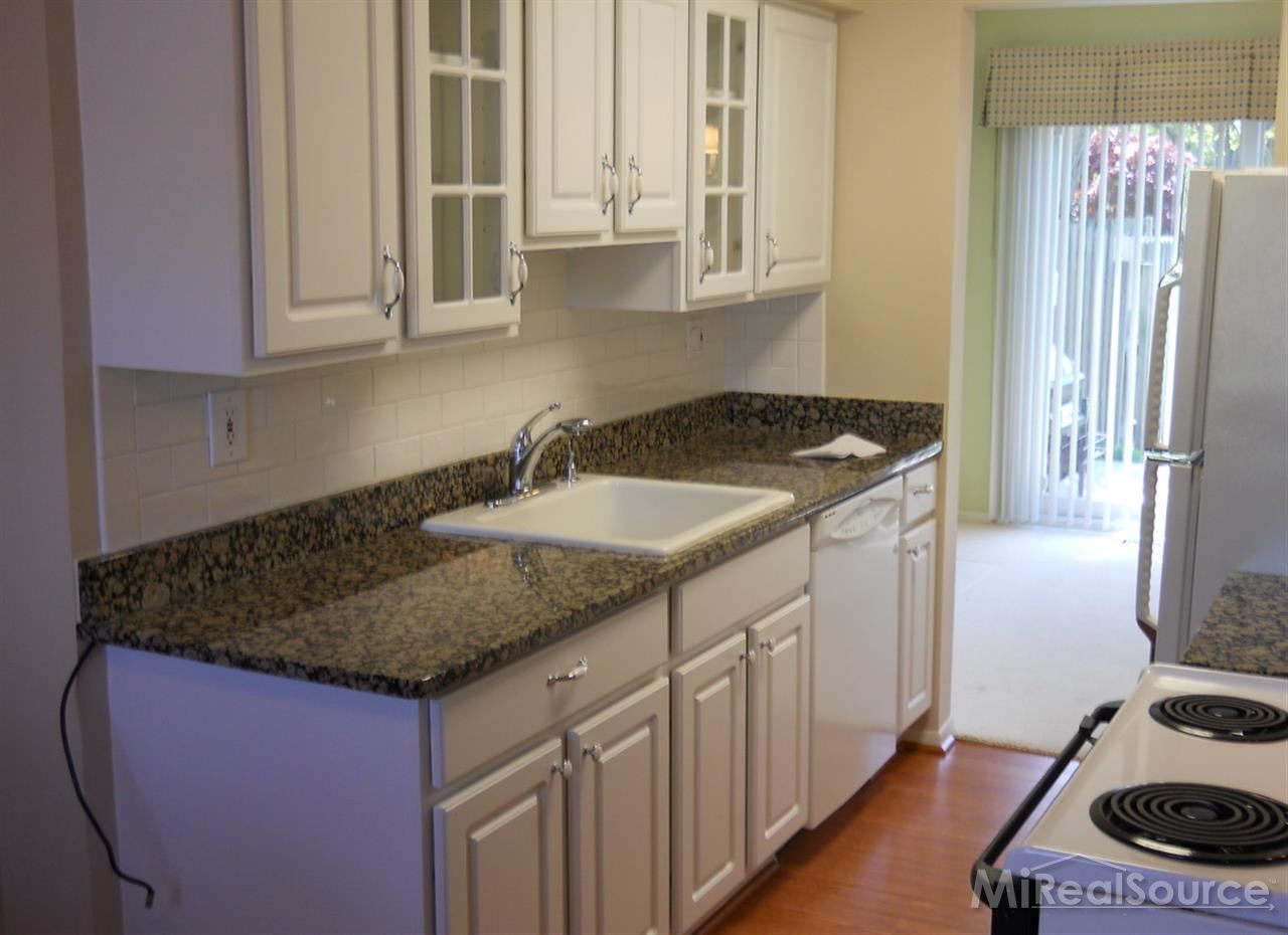 68 Stratford Lane Rochester, MI 48309 - Photo 5 of 20 31185653-4.JPG