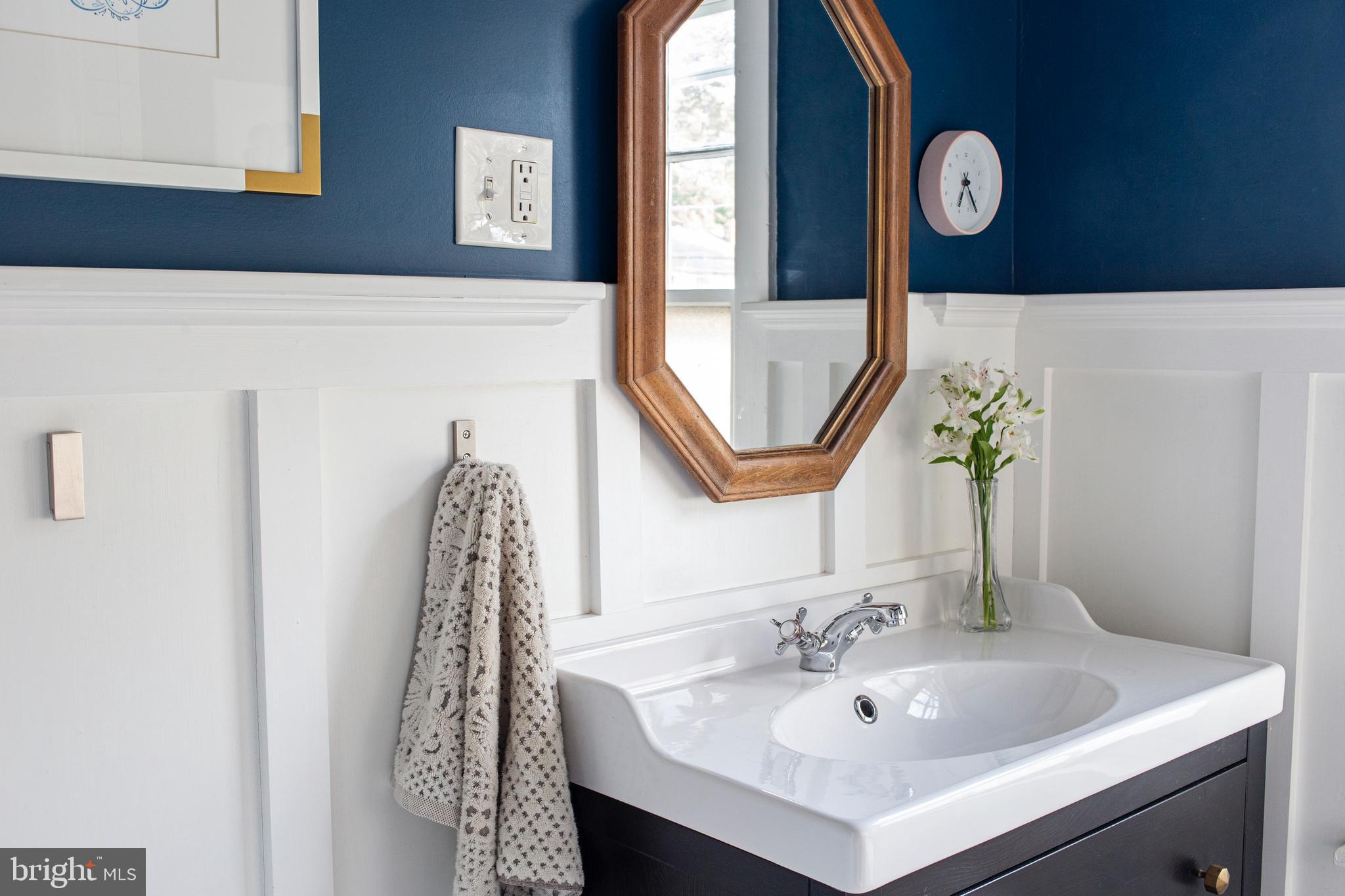 434 Sunset Road Reading, PA 19611 - Photo 25 of 51 Wainscotting in bathroom