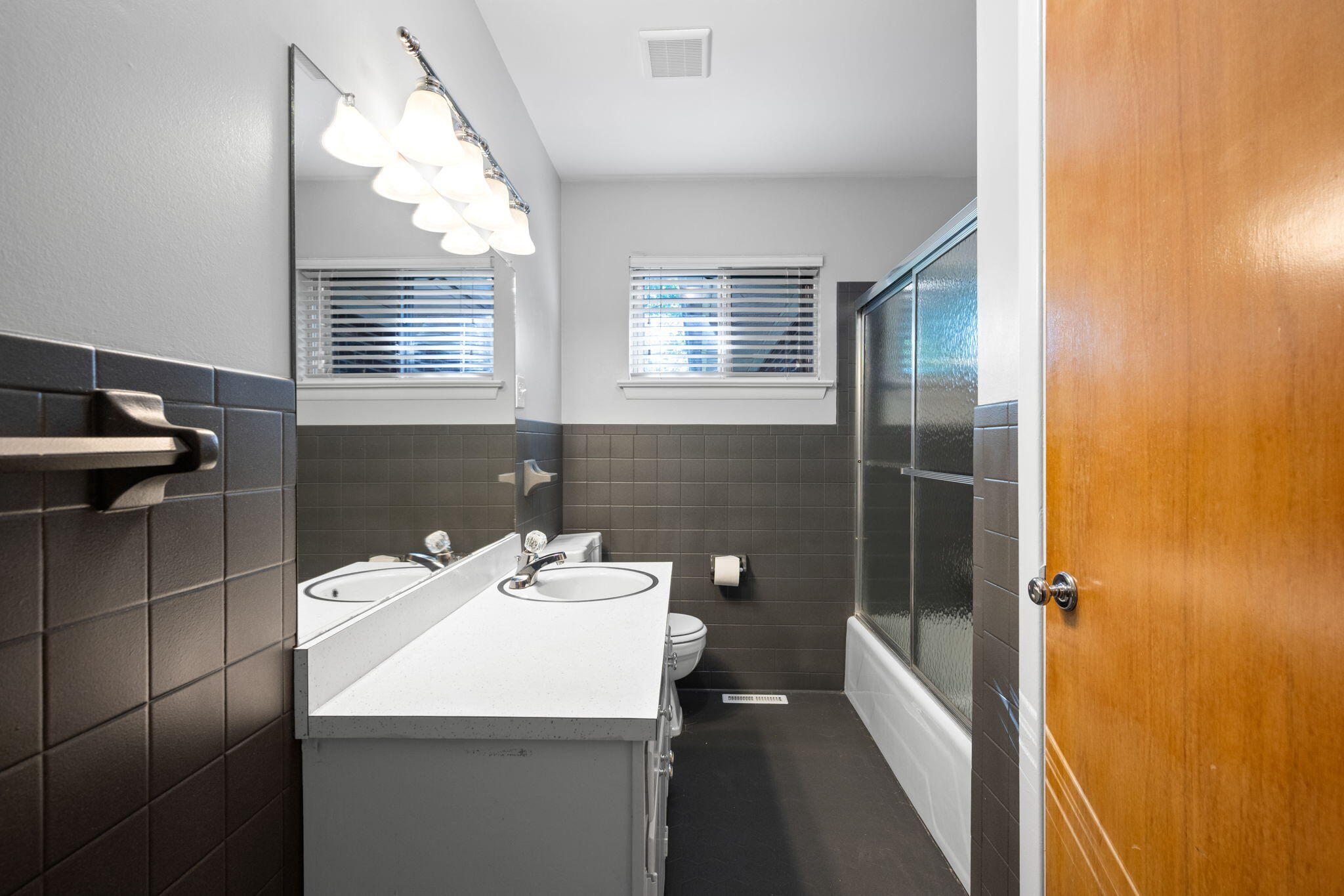 2510 Jenkins Road Chattanooga, TN 37421 - Photo 19 of 32 Full Hall Bath