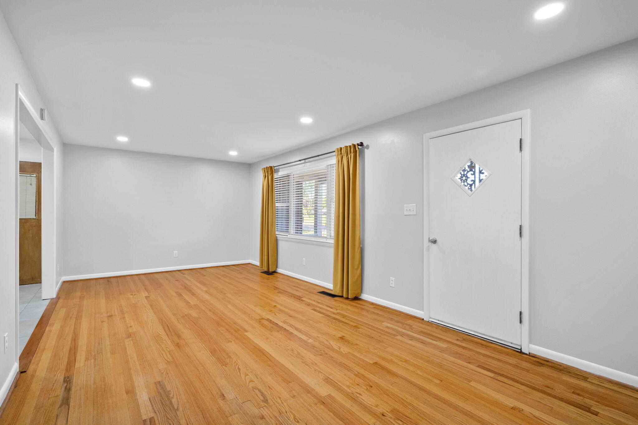 2510 Jenkins Road Chattanooga, TN 37421 - Photo 5 of 32 Front Room