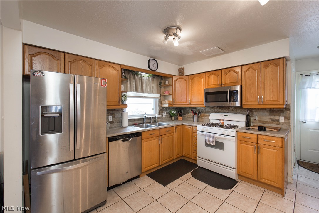 6389 South Canterbury Road Parma, OH 44129 - Photo 6 of 25