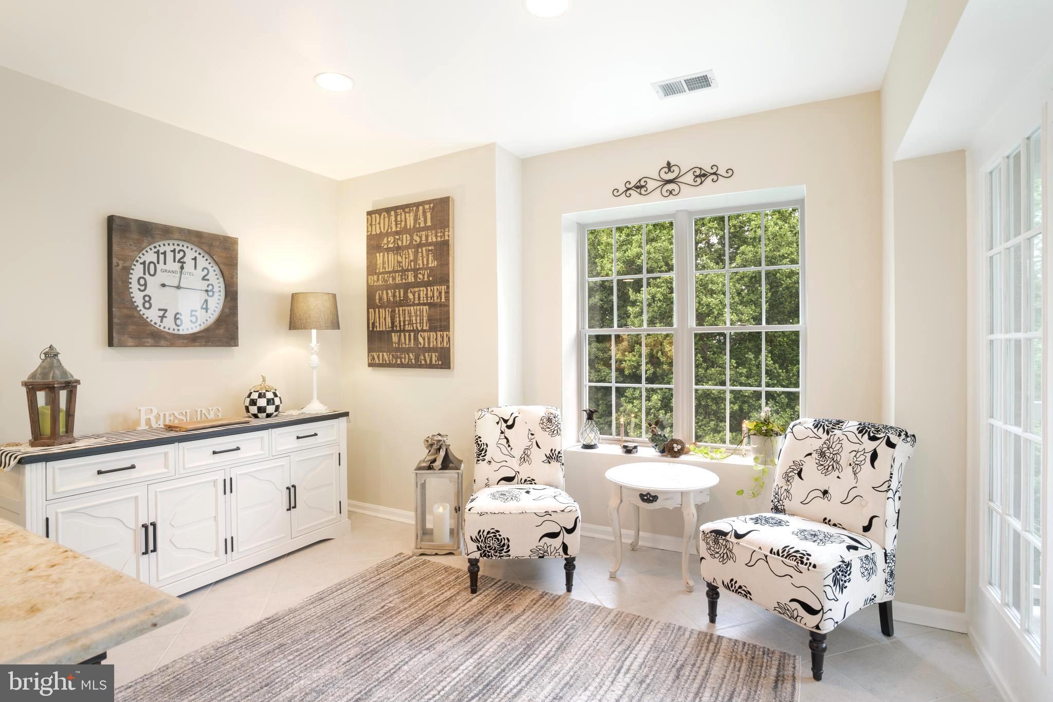Cozy Breakfast seating area