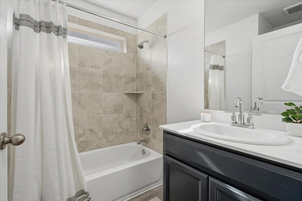 19040 Kimberlite Drive Pflugerville, TX 78660 - Photo 34 of 40 Full bath featuring shower / bath combo and vanity