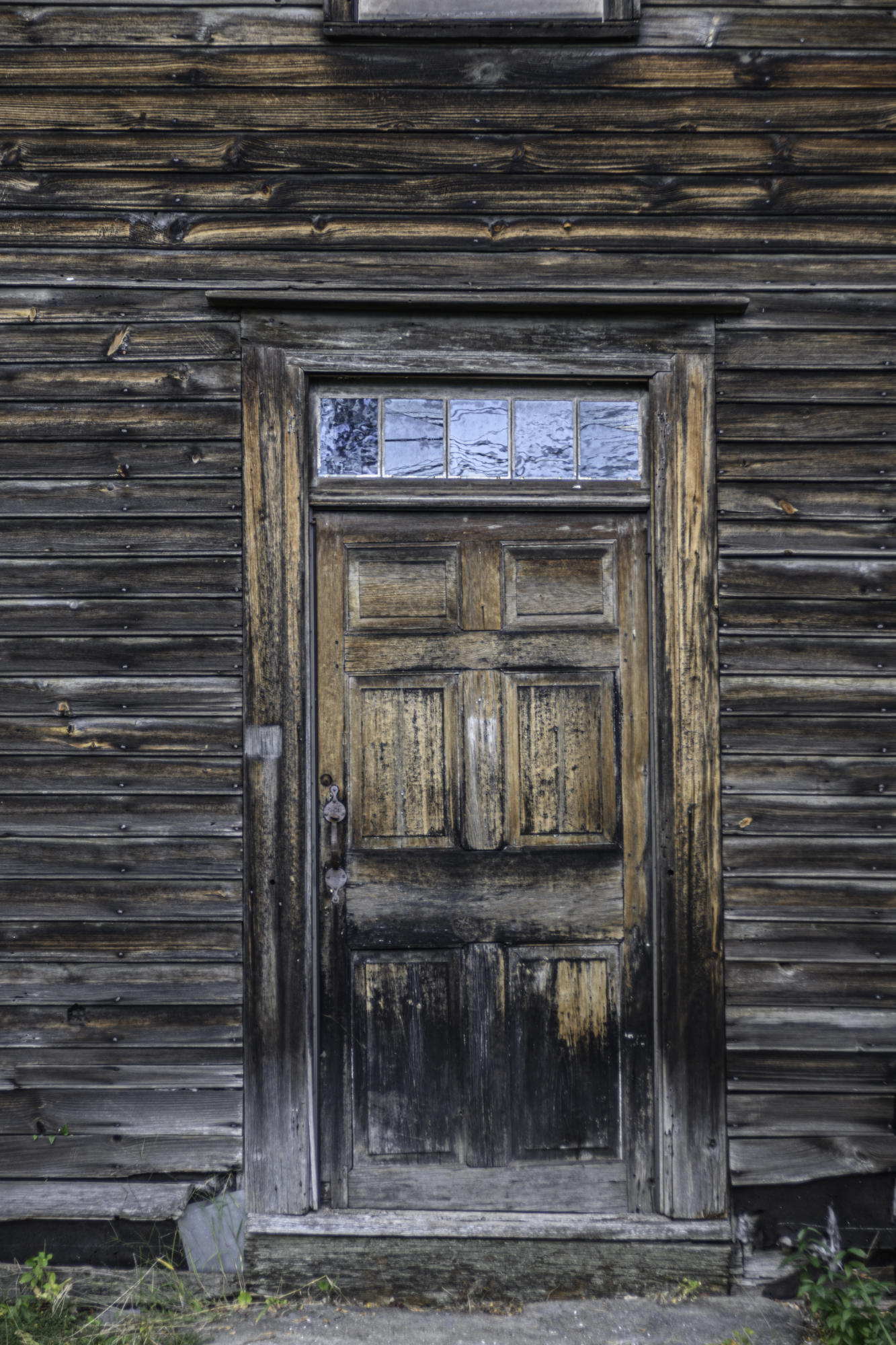 2591 Post Road Darien, CT 06820 - Photo 5 of 46 a fireplace with a table