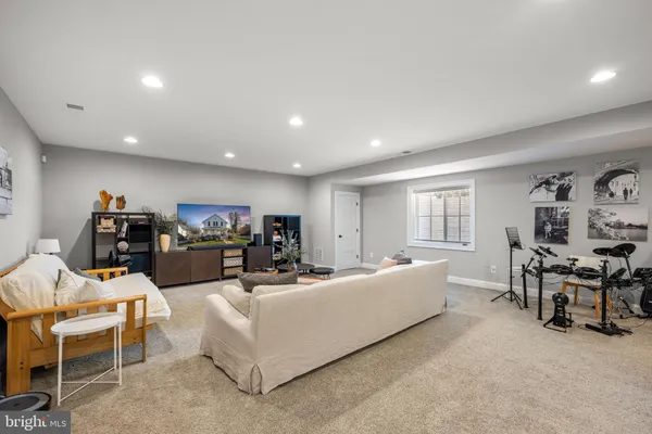 $11,000 | 323 South West Street, Falls Church, VA 22046