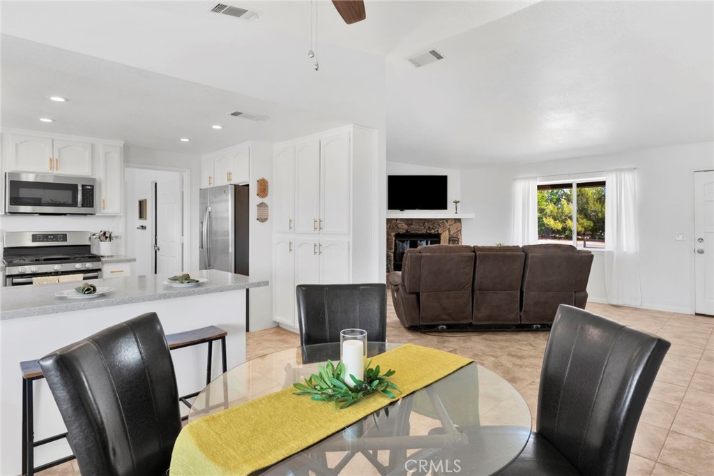 22672 El Centro Road Apple Valley, CA 92307 - Photo 8 of 42 dining area