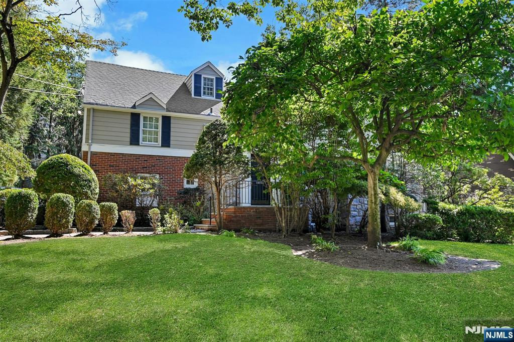 626 Sunderland Road Teaneck, NJ 07666 - Photo 2 of 40 Gallery Image 2