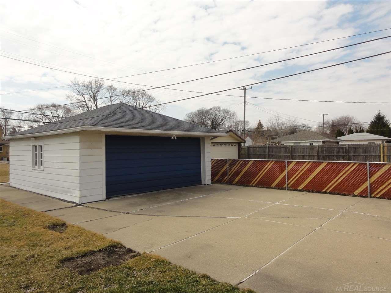 16770 Bell Eastpointe, MI 48021 - Photo 29 of 33 50068423-30.JPG