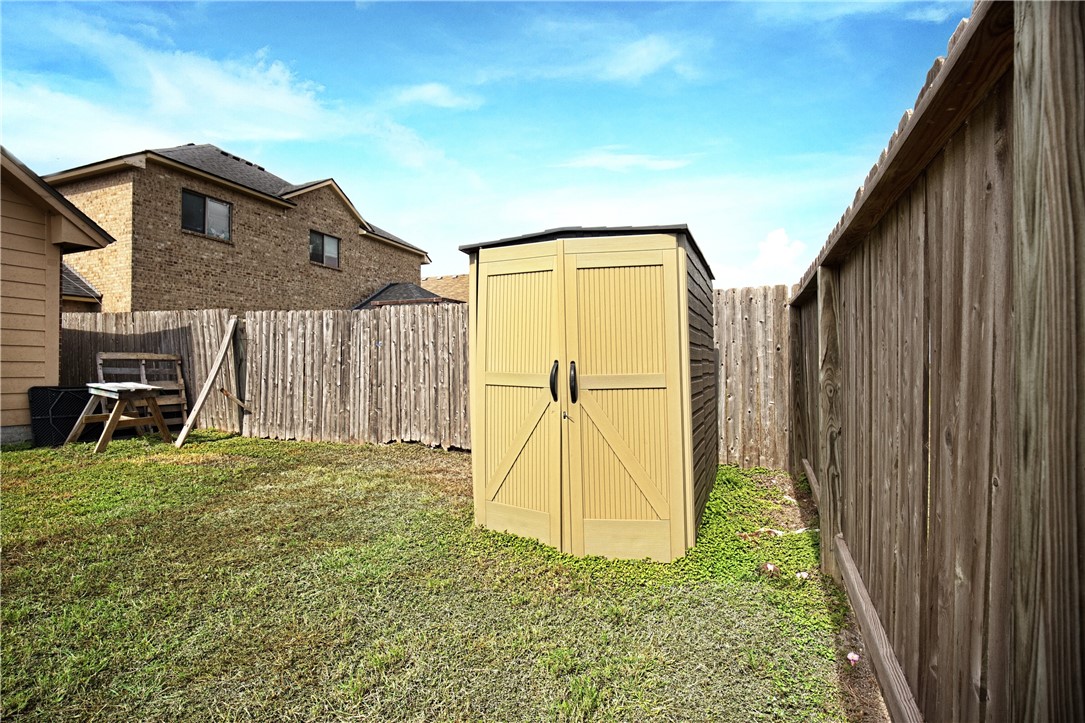 2129 Escondido Street Portland, TX 78374 - Photo 27 of 29 a backyard of a house