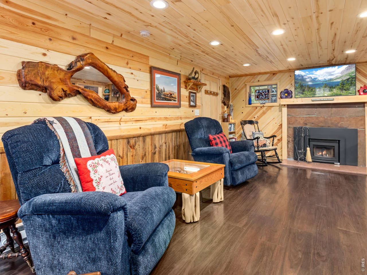 3154 Riverside Drive Lyons, CO 80540 - Photo 4 of 25 Living room area