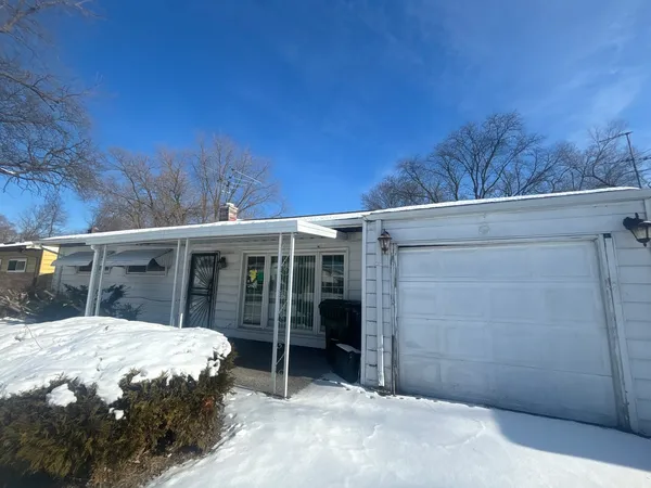a view of a house with a backyard