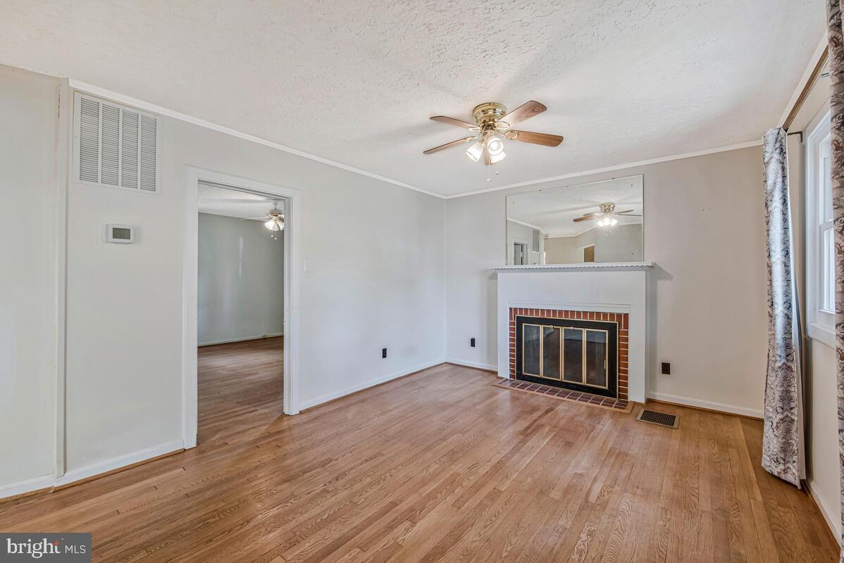7750 Emerson Road Hyattsville, MD 20784 - Photo 5 of 28 Living Room