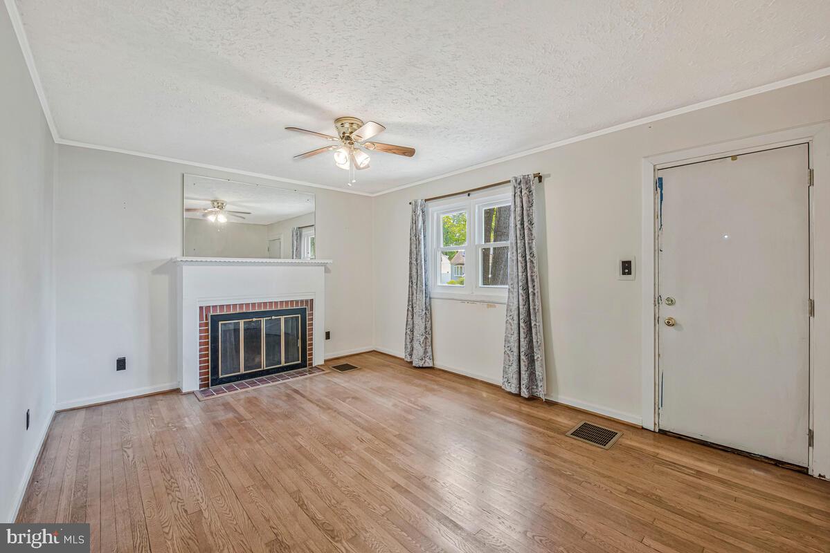 7750 Emerson Road Hyattsville, MD 20784 - Photo 8 of 28 Living Room