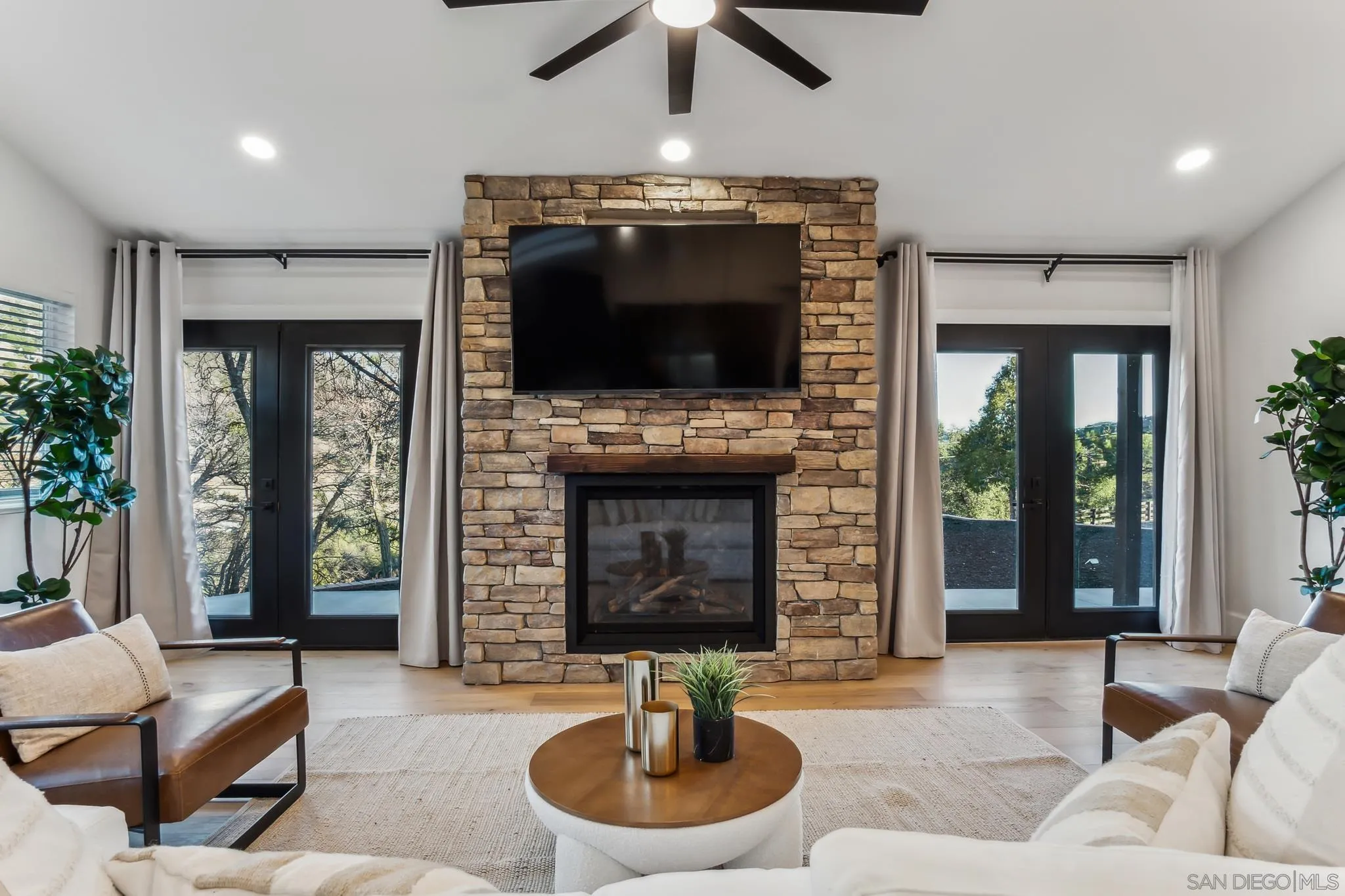 1326 Farmer Road Julian, CA 92036 - Photo 4 of 57 Living Room