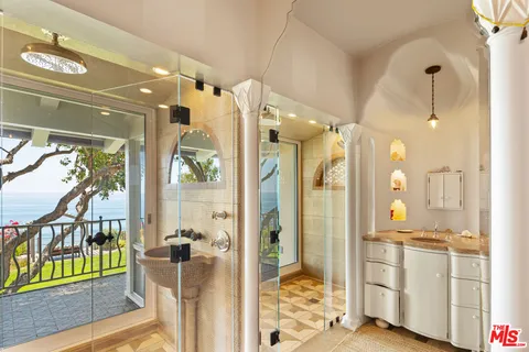 $28,500,000 | 28980 Cliffside Drive, Malibu, CA 90265