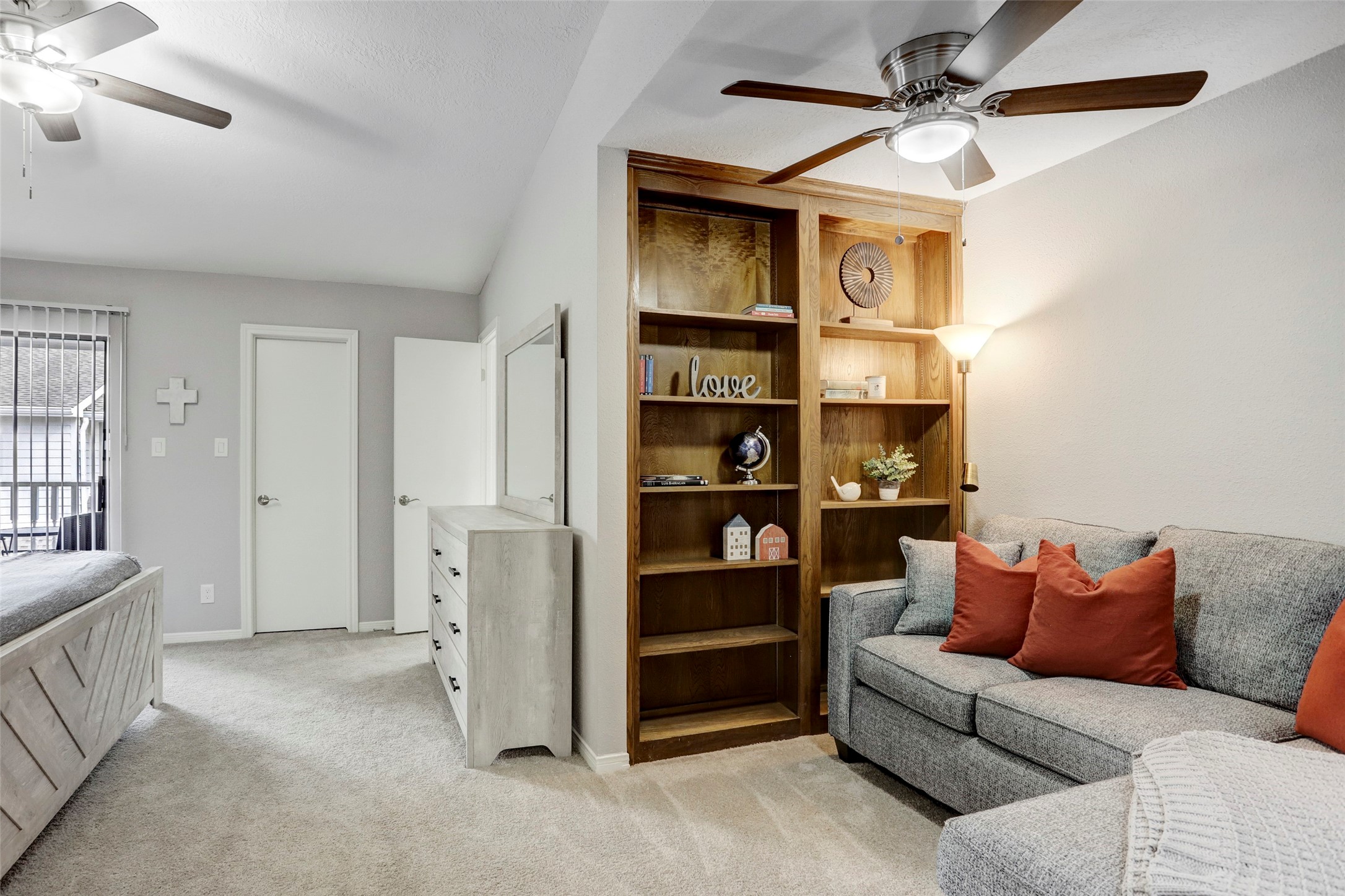 1911 Bering Drive, Unit 34 Houston, TX 77057 - Photo 23 of 26 a living room with a couch and a ceiling fan